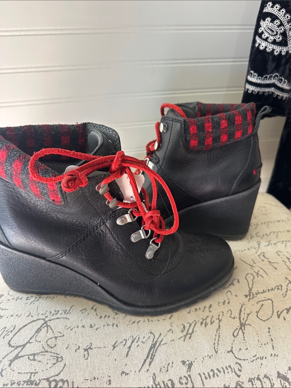 Sperry Black Leather Wedge Ankle Boots plaid with Red Accents 9.5
